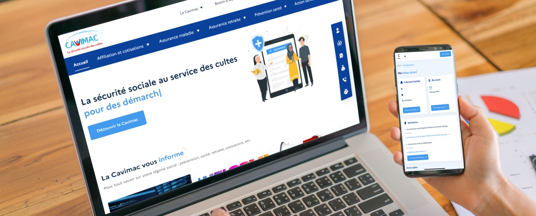 Site internet et espace personnel de la Cavimac ordinateur portable avec la page d'accueil du site internet de la Cavimac et une main tenant un smartphone