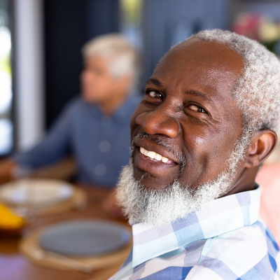 homme souriant
