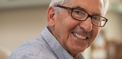 homme souriant